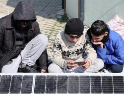 Penggunaan Panel Surya untuk Mengisi Daya HP Korban Gempa Turki Menjadi Topik Utama