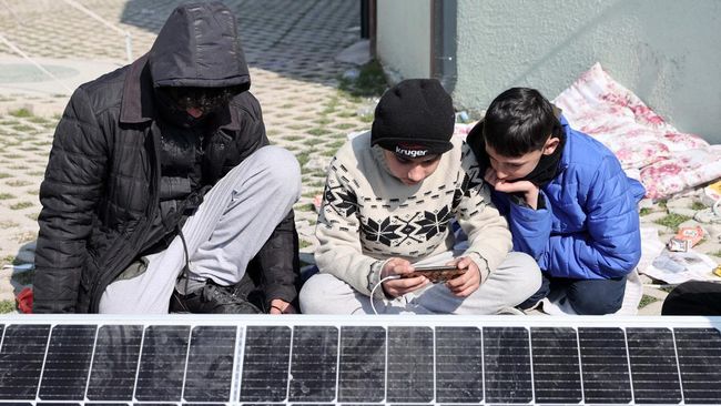 Penggunaan Panel Surya untuk Mengisi Daya HP Korban Gempa Turki Menjadi Topik Utama