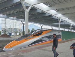 Kebakaran, Api Berkobar di Atap Stasiun Halim Perdanakusuma Pagi Ini