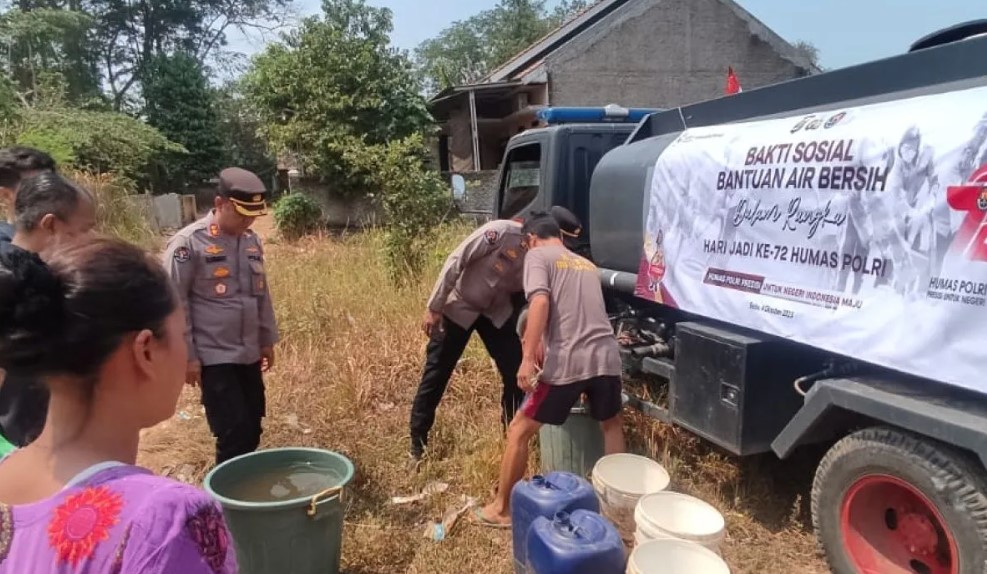 Sambut Hari Jadi Humas Polri ke-72, Polda Lampung Salurkan Air Bersih Ke Warga Jatimulyo