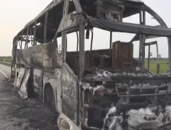 BUS AKDP Hangus Terbakar di Tumijajar, Tubaba