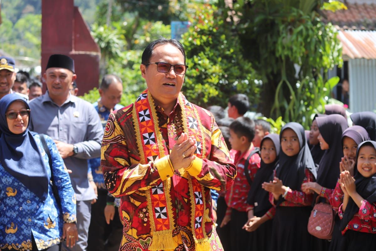 Bantuan Seragam Sekolah Gratis Kembali Diberikan untuk Pelajar di Lampung Barat