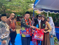Seragam Sekolah Gratis Kembali Diberikan kepada Ribuan Pelajar di Lampung Barat