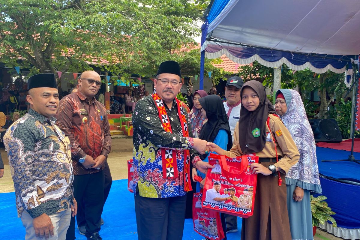 Seragam Sekolah Gratis Kembali Diberikan kepada Ribuan Pelajar di Lampung Barat