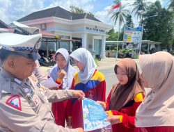 Tips Aman Berkendara: Polres Pesisir Barat Bagikan Brosur Tertib Lalu Lintas