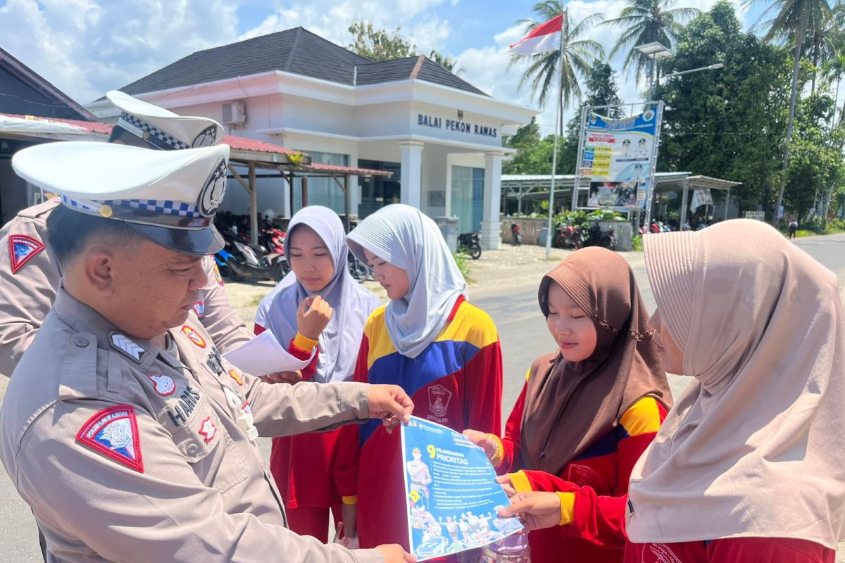 Tips Aman Berkendara: Polres Pesisir Barat Bagikan Brosur Tertib Lalu Lintas