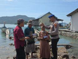 Polisi Bagikan Al Quran Gratis untuk Anak-Anak di Pulau Rimau Lampung Selatan