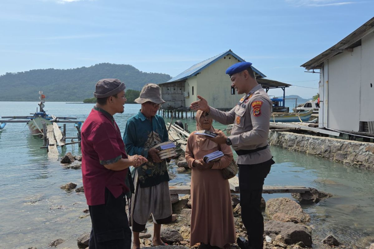 Polisi Bagikan Al Quran Gratis untuk Anak-Anak di Pulau Rimau Lampung Selatan Polisi Bagikan Al Quran Gratis untuk Anak-Anak di Pulau Rimau Lampung Selatan