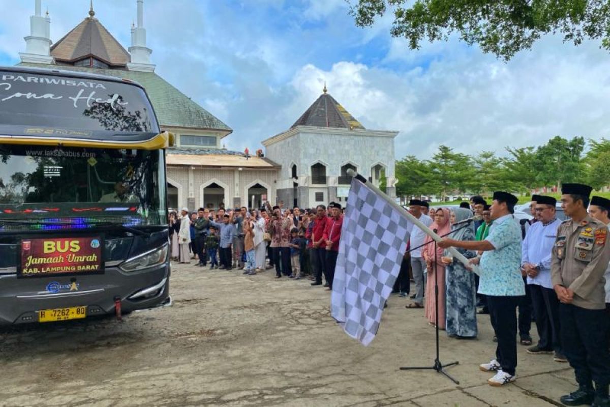 35 Calon Jamaah Umrah Lampung Barat Berangkat ke Tanah Suci