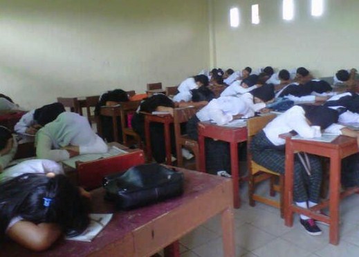 Viral Video 18 Detik Guru Lamongan, Ini Fakta dan Penjelasannya – Bagaimana Kita Mendukung Guru di Sekolah?
