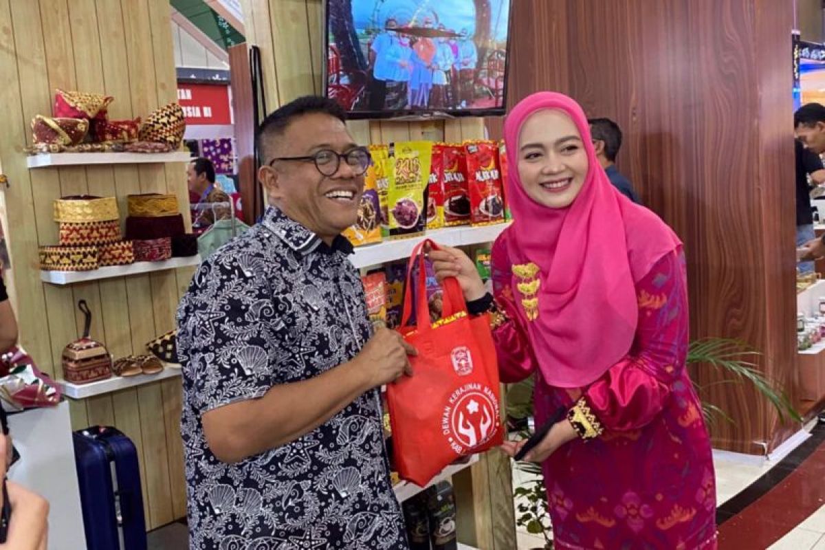 Promosi Kerajinan Khas Lampung Selatan oleh Ketua Dekranasda di ITTIE Batam