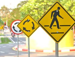 4 Jenis Rambu Lalu Lintas yang Wajib Diketahui Agar Aman Berkendara