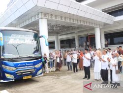 15 Calon Jamaah Umrah Diberangkatkan oleh Pemkab Pesisir Barat: Berita Terbaru!