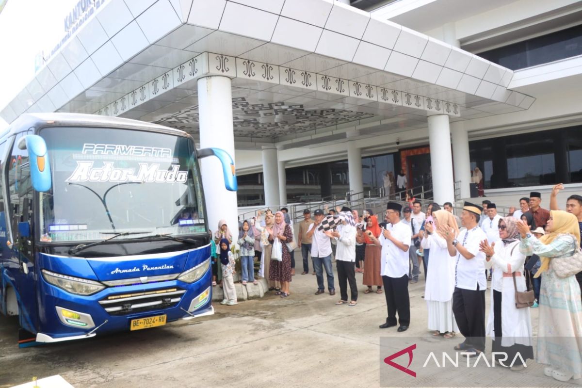 15 Calon Jamaah Umrah Diberangkatkan oleh Pemkab Pesisir Barat: Berita Terbaru!