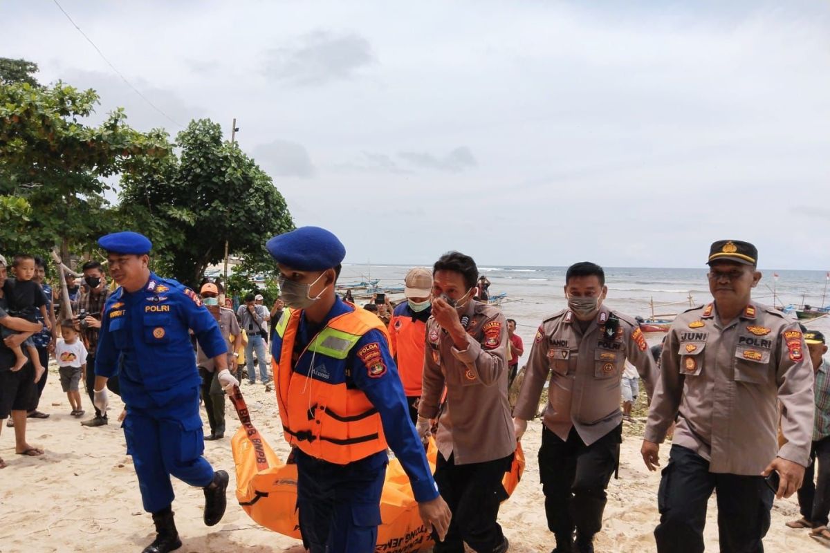 Operasi Penyelamatan: Evakuasi Mayat di Laut Pesisir Barat