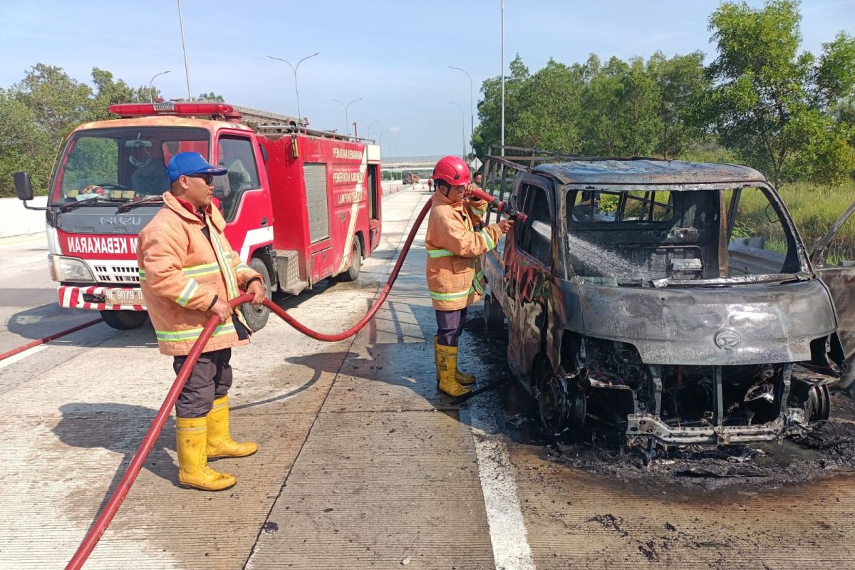 Pemadam Kebakaran Lampung Selatan Segera Menanggulangi Kebakaran Mobil di Tol KM 94