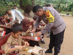 Berita Baik: Polres Lamsel Sediakan Makanan Bergizi untuk Pelajar di Pulau Rimau!