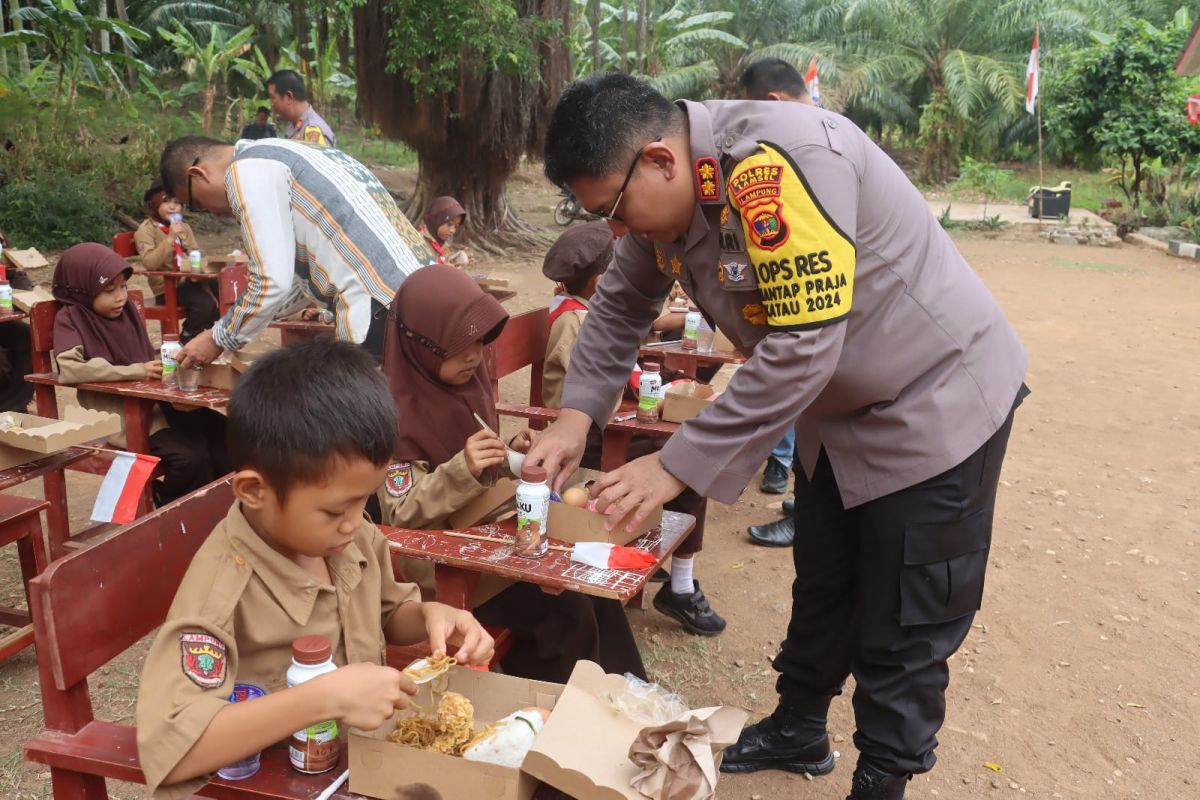 Berita Baik: Polres Lamsel Sediakan Makanan Bergizi untuk Pelajar di Pulau Rimau! Berita Baik: Polres Lamsel Sediakan Makanan Bergizi untuk Pelajar di Pulau Rimau!