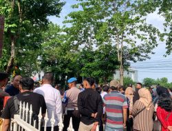 Protes Simpatisan Wahdi-Qomaru: Cabut SK Pembatalan KPU!