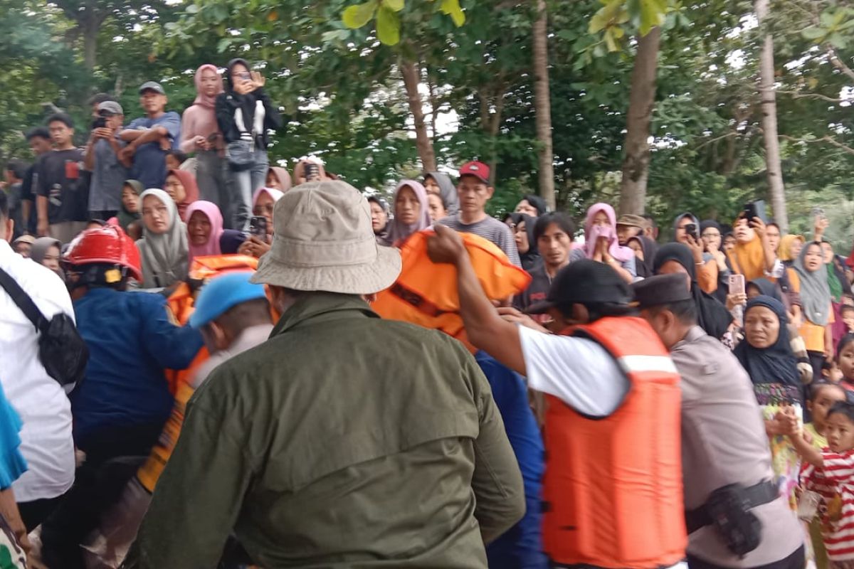 Pelukan Tim SAR: Warga Liwa yang Tenggelam Ditemukan Selamat