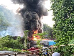 Operasi Penyelamatan: 13 Unit Damkar Beraksi Selamatkan Gudang BBM di Teluk Betung Timur