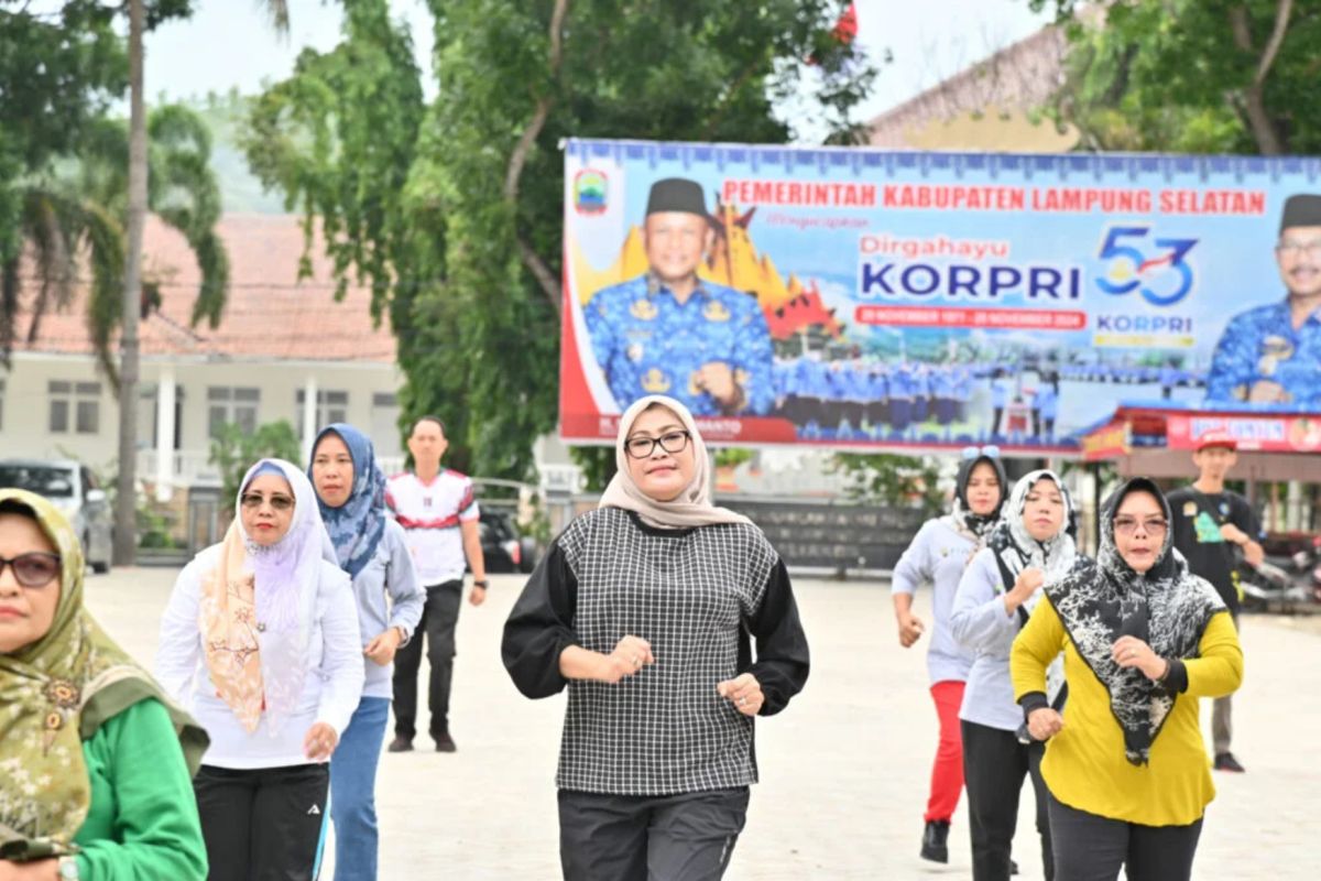 Plh. Sekda Lamsel Beri Hadiah Spesial untuk Pesenam Berprestasi