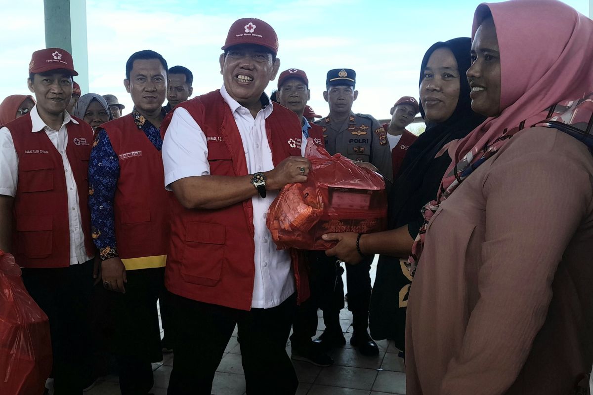 Bantuan Sembako dari PMI Lampung Timur untuk Korban Banjir Rob