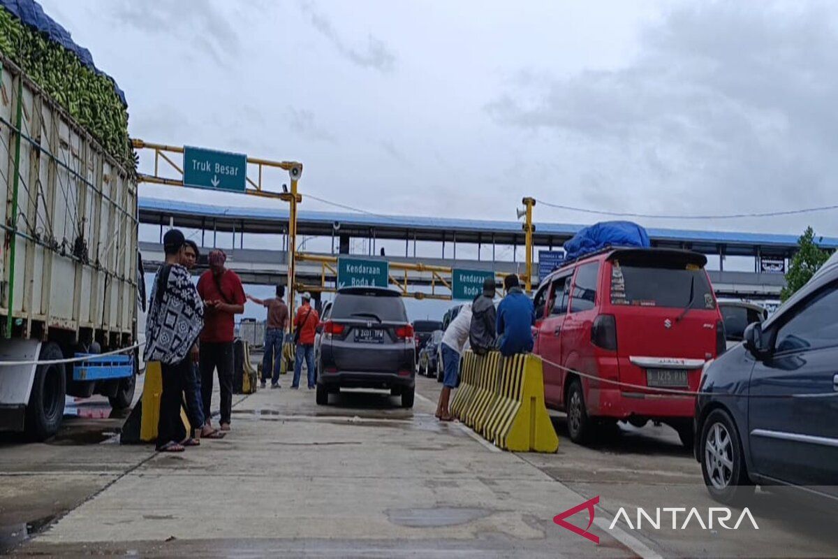 Antrean Kendaraan Panjang di Pelabuhan Bakauheni Akibat Cuaca Buruk