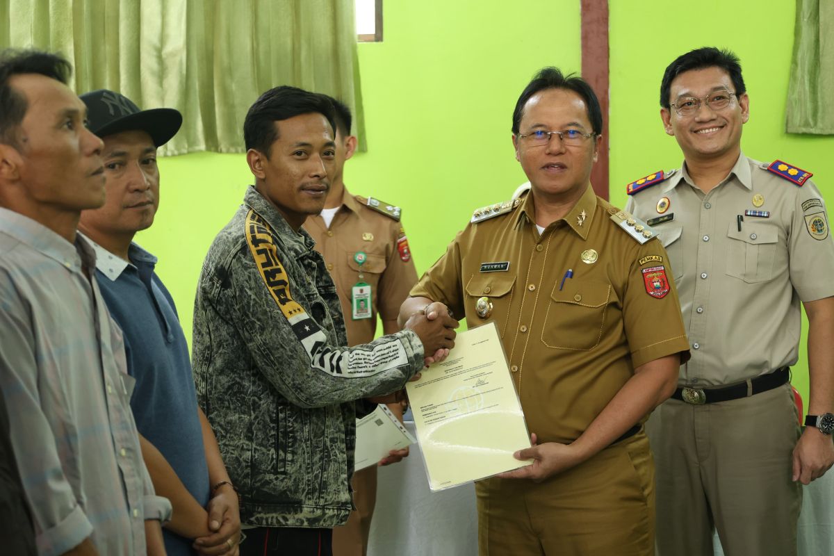 Pj Bupati Lampung Barat Bagikan 211 Sertifikat Tanah kepada Warga: Ini yang Perlu Anda Ketahui
