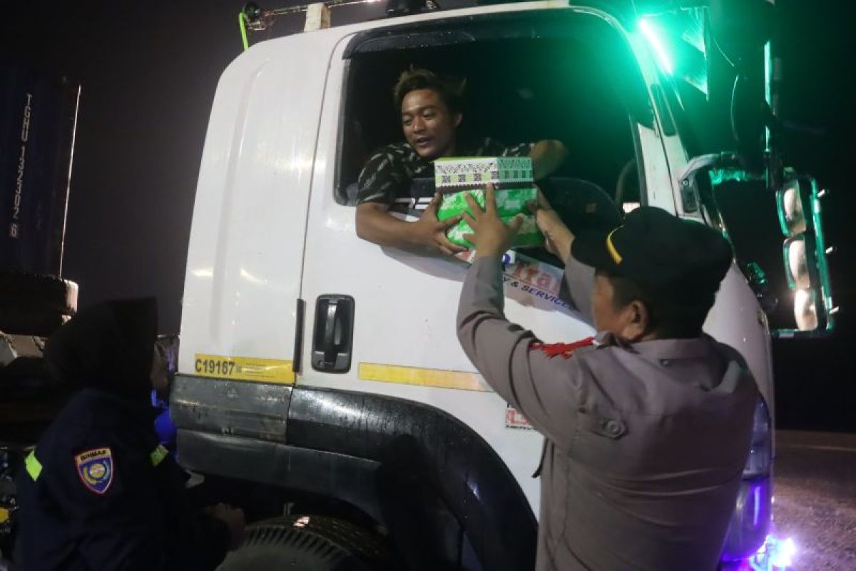 Polisi Bagikan Nasi Kotak Gratis untuk Sopir Truk di Pelabuhan BBJ Bakauheni