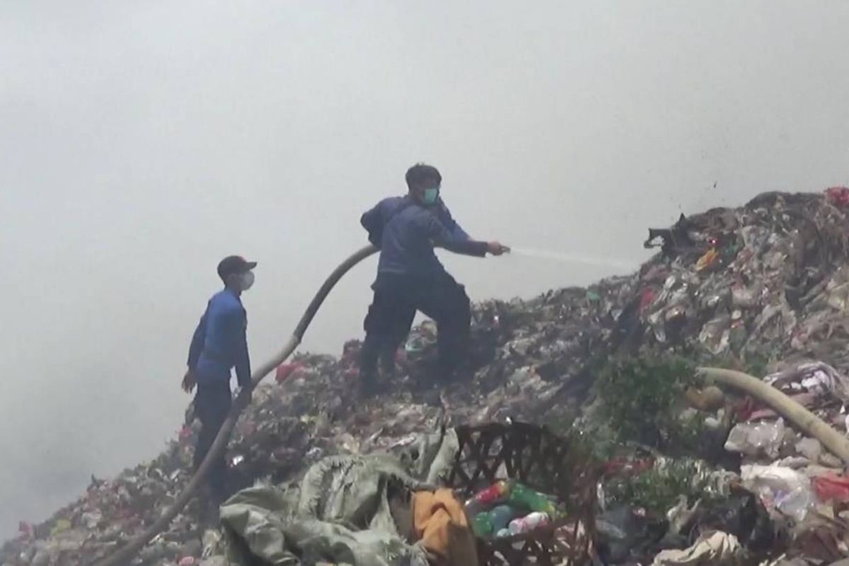 Operasi Penyelamatan: 22 Mobil Damkar Beraksi Memadamkan Api di TPA Bakung