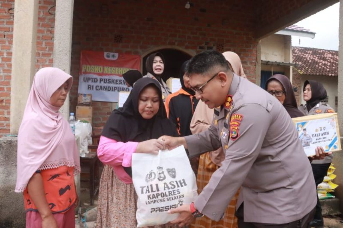 Polisi Lamsel Hadir Bantu Warga Terdampak Banjir