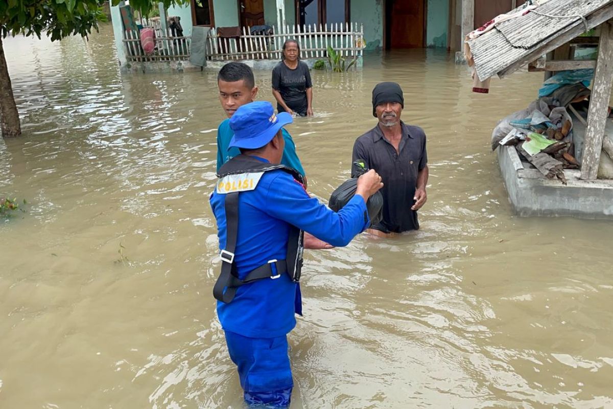 Tim Penyelamat Bersatu Evakuasi Korban Banjir di Lampung Selatan