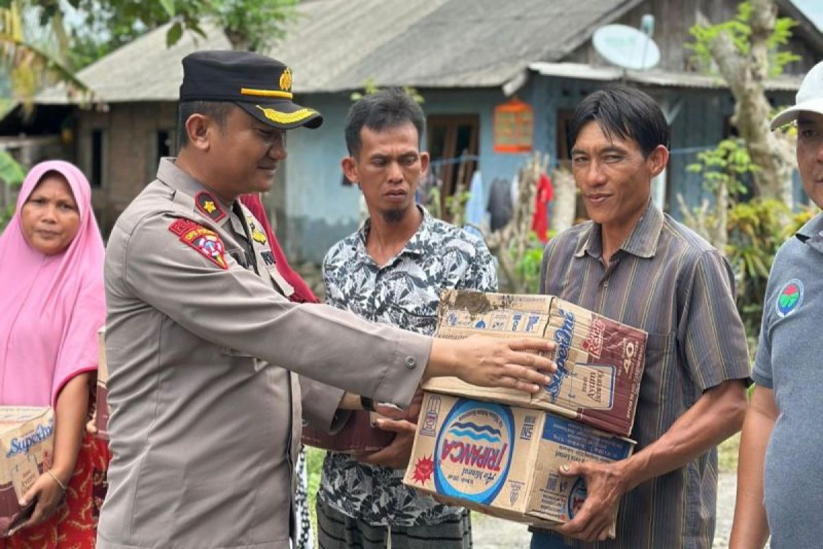 Bantuan Polisi kepada Korban Banjir di Pesisir Barat: Solusi di Tengah Bencana