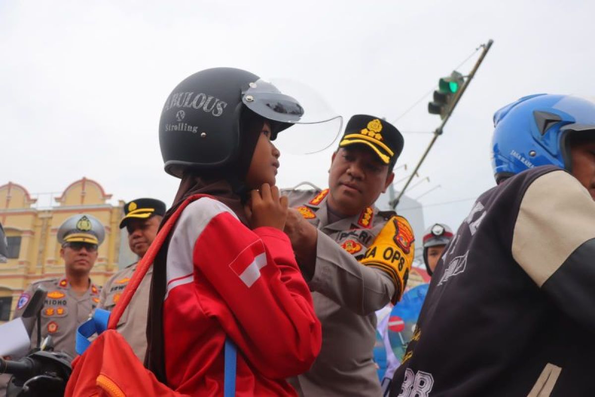 Operasi Keselamatan Krakatau 2025: Polisi Bagikan Helm dan Bingkisan Gratis!