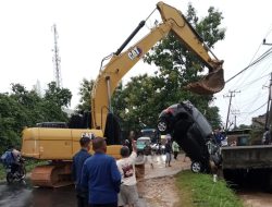 Keajaiban Selamat! Damkar Bandarlampung Menyelamatkan Korban dalam Insiden Mobil Terobos Arus