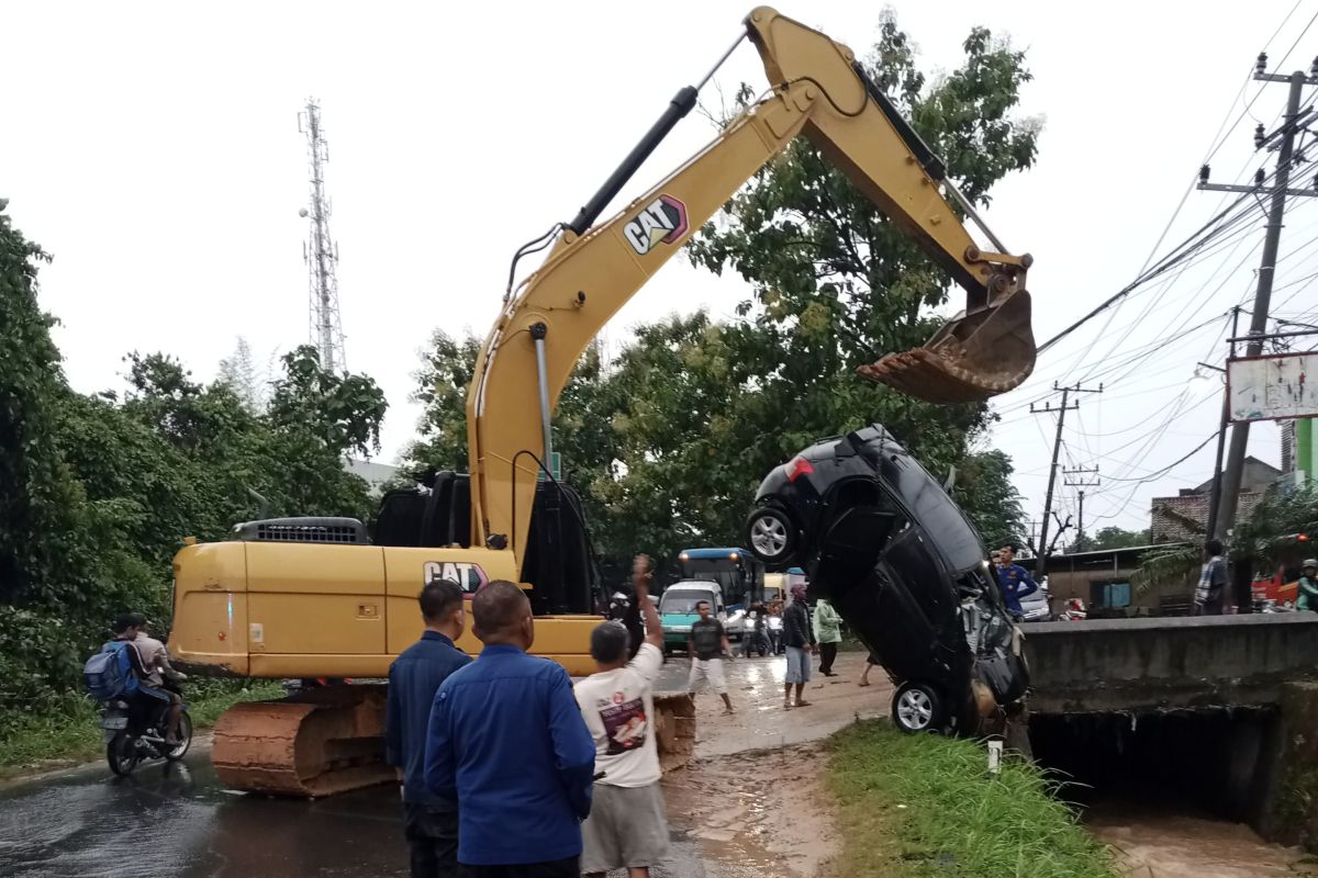 Keajaiban Selamat! Damkar Bandarlampung Menyelamatkan Korban dalam Insiden Mobil Terobos Arus