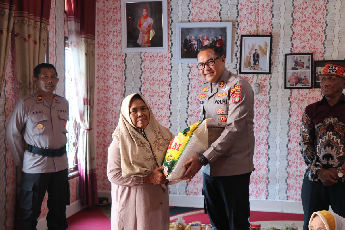 Berbagi Kebaikan: Polres Lampung Barat Salurkan Paket Sembako untuk Warga Butuh