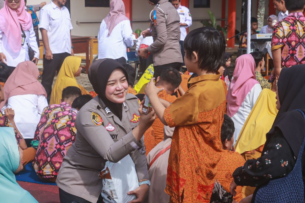 Polwan Berikan Kejutan Keceriaan pada Siswa Disabilitas di Acara MBG