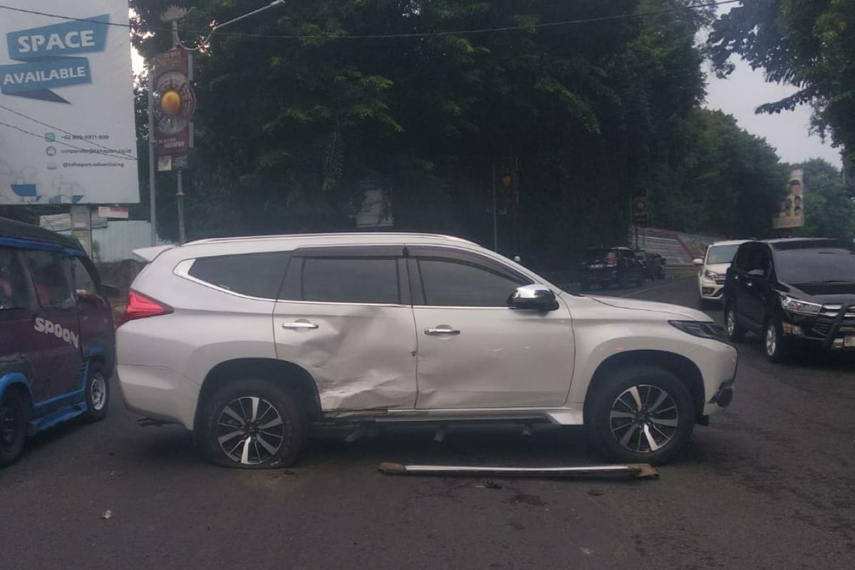 Tabrakan Mengerikan: Mobil Camat Labuhan Ratu Diseruduk di Jalan Diponegoro