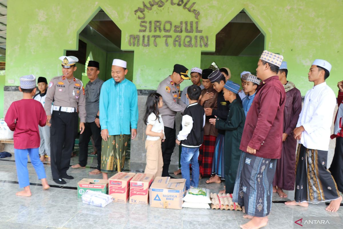 Polres Lambar Salurkan Sembako untuk Santri Ponpes: Bantuan yang Membawa Harapan