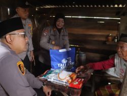 Polisi Lampung Selatan Berikan Bantuan kepada Lansia Sebatang Kara