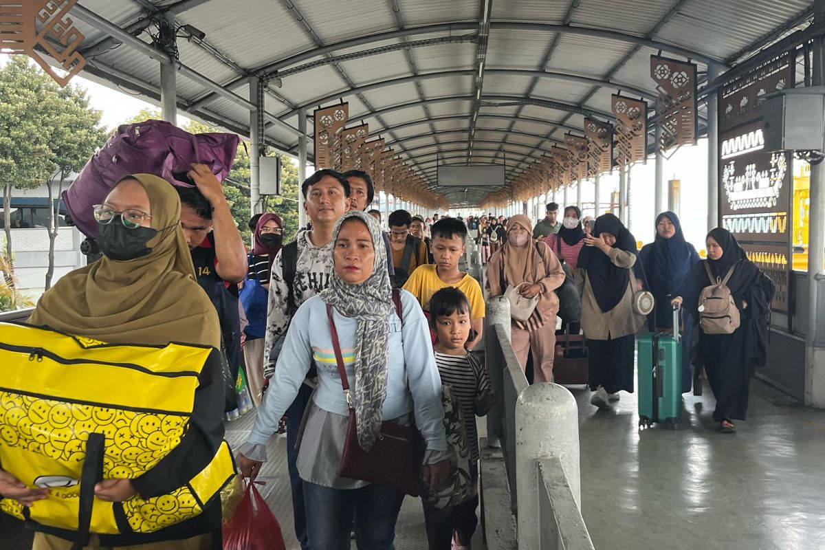 Antusiasme Tinggi: Ribuan Pemudik Pejalan Kaki Tiba di Bakauheni Menjelang Lebaran