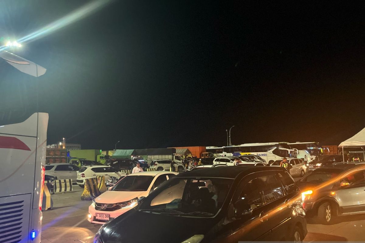 Antrean Kendaraan Pemudik Membludak di Bakauheni Malam Menjelang H-4
