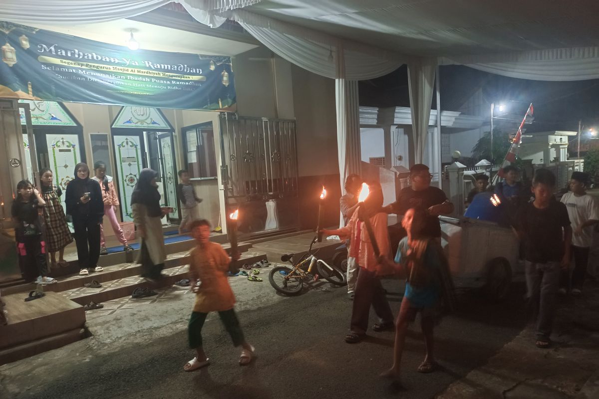 Pawai Obor Meriah Malam Takbiran di RT04 Labuhanratu Raya Bandarlampung