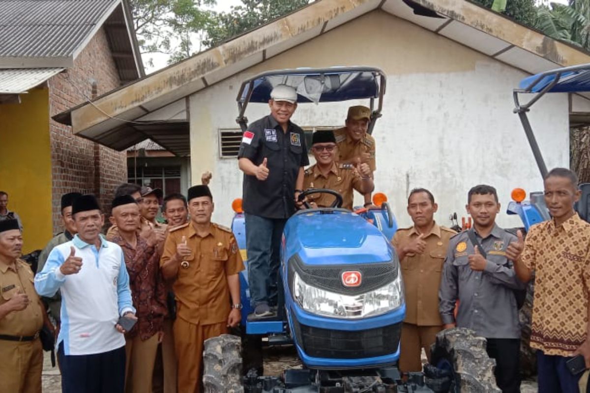 Bantuan Traktor dari Senator Lampung untuk Meningkatkan Produksi Petani di Lampung Tengah