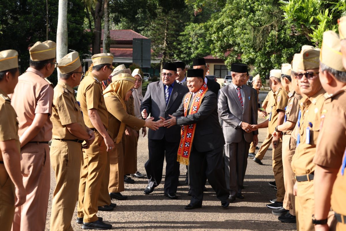 Parosil Membawa Semangat Baru: Ajakan Peningkatan Etos Kerja dan Kekompakan di Hari Pertama Kerja