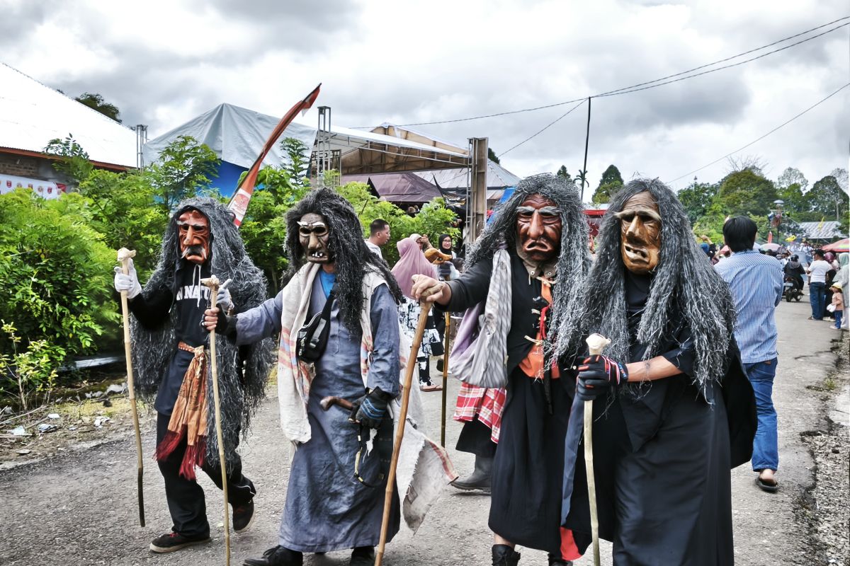Pesta Sekura: Mengapa Kita Harus Lestarikan Budaya Bersama Bupati Lampung Barat?