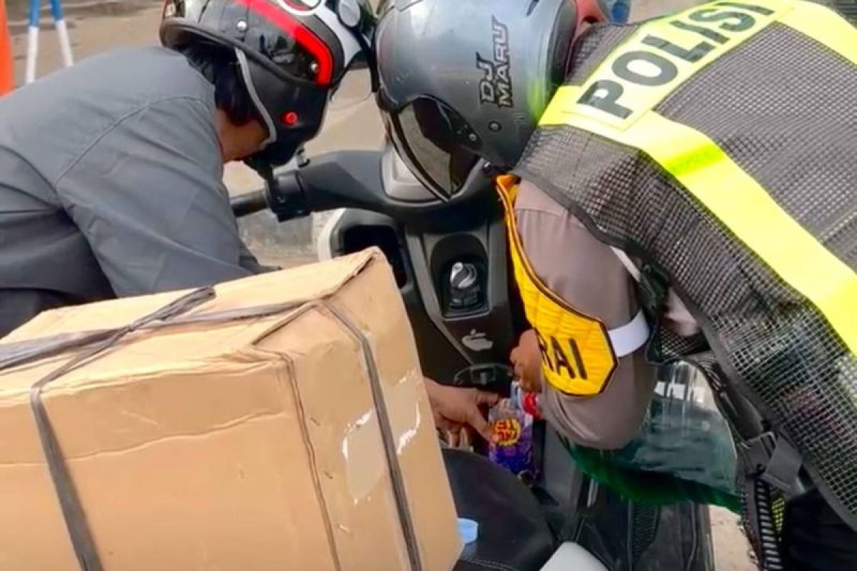 Gratis! Polres Lampung Tengah Berikan BBM Gratis Selama Arus Balik
