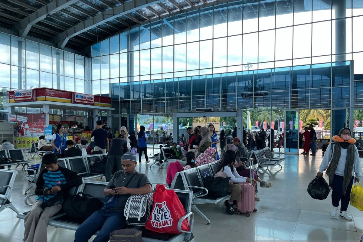 Antrean Panjang Pemudik Pejalan Kaki di Pelabuhan Bakauheni saat H+3 Lebaran